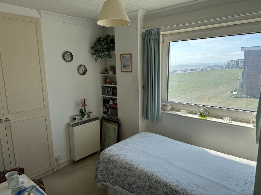 Lot: 50 - FIRST FLOOR FLAT WITH SEA VIEWS AND GARAGE - Second Bedroom